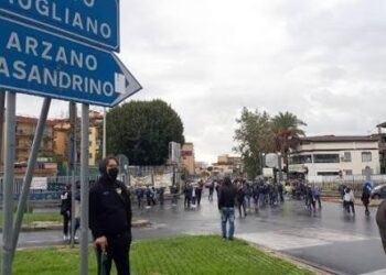 Arzano: Prende a coltellate, morsi e bottigliate il compagno ai domiciliari