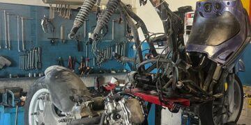 Afragola, la polizia locale sequestra un’officina meccanica: denunciato il titolare per ricettazione e riciclaggio