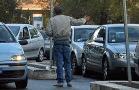 Napoli: Parcheggiatore abusivo nei pressi del Santobono pretende pena incendio auto dieci euro per il parcheggio