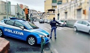 Scampia: Recide il braccialetto elettronico nascosto in una siepe