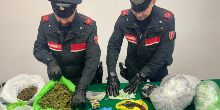 Lettere: Carabinieri sequestrano droga ed armi, arrestato 50enne
