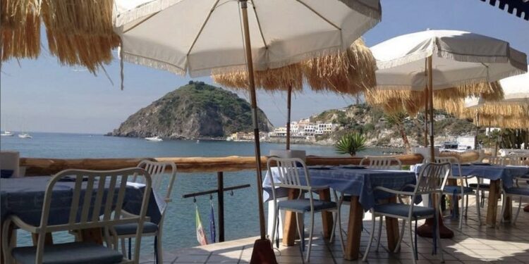 Ischia: Sequestro di un noto centro turistico sulla spiaggia dei Maronti