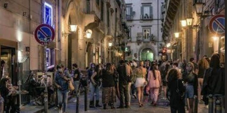 Napoli: la Movida dei Baretti di Chiaia nella morsa dei controlli