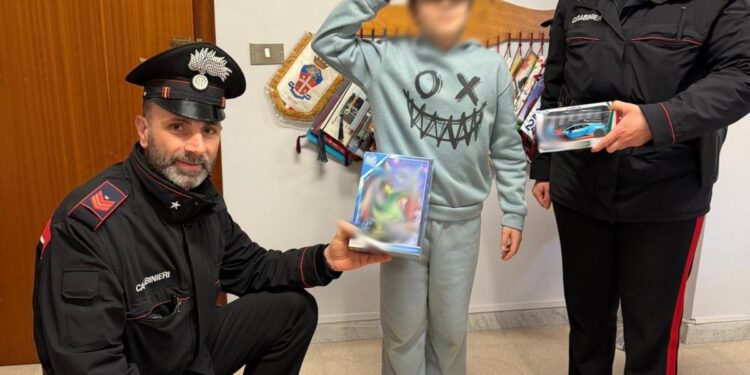 Mugnano: Bambino vende i suoi disegni davanti a negozio per acquisto regalo per la sorella