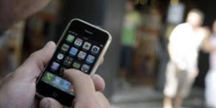 Marigliano: Coppia scippa una 14enne dello smartphone