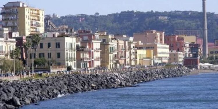 Bagnoli: Cade palo in cemento, donna in ospedale
