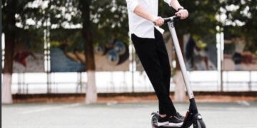 Fuorigrotta: Due teppisti minorenni colpiscono con un monopattino una 60enne