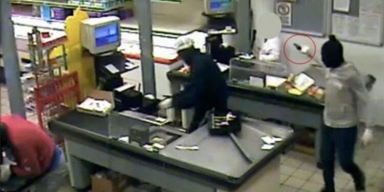 Casandrino: Presi tre autori di una rapina ad un supermercato