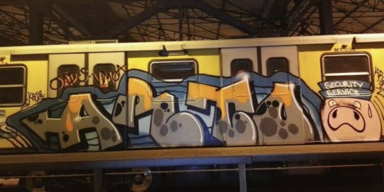 Chiaiano:Presi con 91 bombolette spray ad imbrattare treno della linea 1