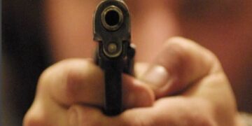 Napoli : Anziano 75enne si affaccia al balcone e spara con la pistola scacciacani
