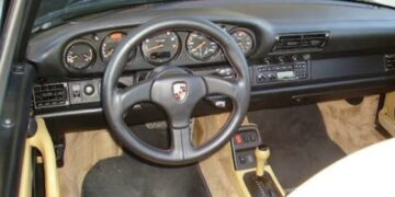 Piazza Municipio: Sotto lo sterzo della Porsche custoditi soldi falsi