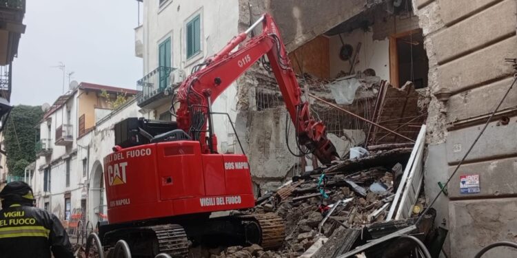 Casoria: Via Cavour si comincia a rimuovere le macerie, primo passo per uscire dall’emergenza