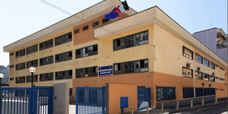 Vomero: Il Liceo Alberti ritorna a fare lezione così come ai tempi del Covid