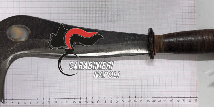 Pozzuoli : Un pensionato gira in auto con un ascia da 27 cm