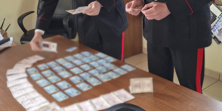 Giugliano:36enne ai domiciliari per possesso di numerosi documenti contraffatti