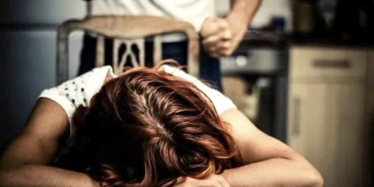 Sant’Antimo: 54enne picchia la moglie a cena , arrestato