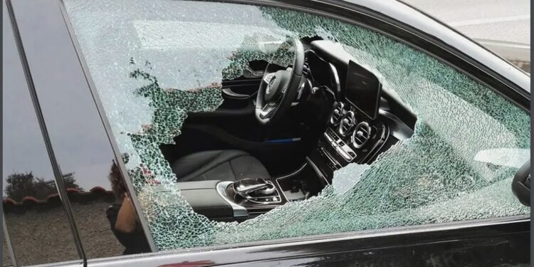 Napoli: Rompe finestrino auto per dormirci dentro