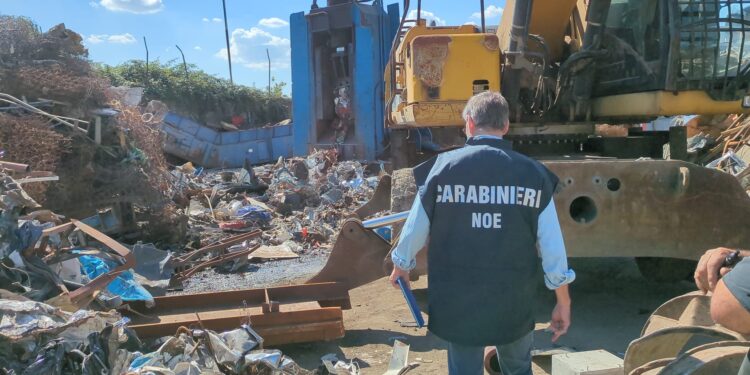 Scampia: Denuncia per 3 persone in un centro raccolta rifiuti