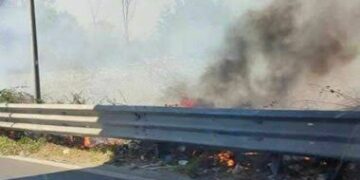 Giugliano: un vasto incendio , fiamme alte