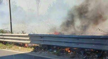 Giugliano: un vasto incendio , fiamme alte
