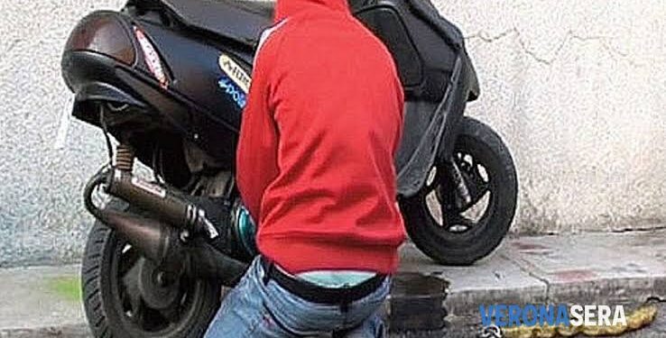 Napoli: Tenta di rubare scooter davanti ad una caserma dei Carabinieri
