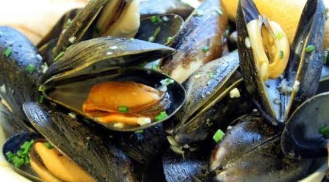 Frattamaggiore: Il Sindaco Casabella revoca l’ordinanza di servire frutti di mare crudi