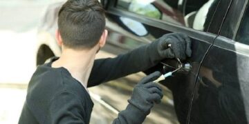 Sant’Antimo: Tentano furto di auto nel parcheggio di un centro commerciale