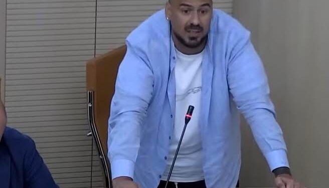 Afragola: Giustino nomina il settimo assessore , ma scoppia polemica sui social tr De Stefano e Baia