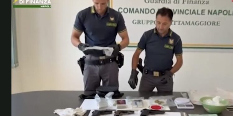 Frattamaggiore :La Guarda di Finanza sequestra droga ed armi ad un fruttivendolo incensurato