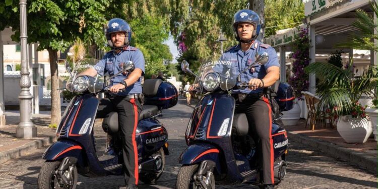 Ischia: I Carabinieri si muovono in Vespa a caccia di pusher, preso uno alla spiaggia di San Pietro