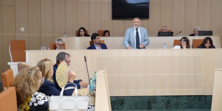 Afragola : Giustino annuncia assunzioni e l’ufficio del Sindaco nelle Salicelle