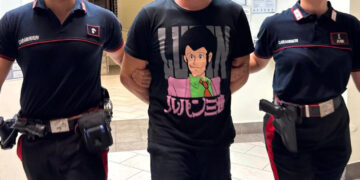 Sorrento: Coppia di cui l’uomo con t-shirt di Lupin rubano e-Bike