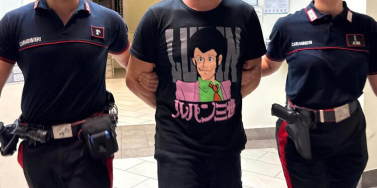 Sorrento: Coppia di cui l’uomo con t-shirt di Lupin rubano e-Bike
