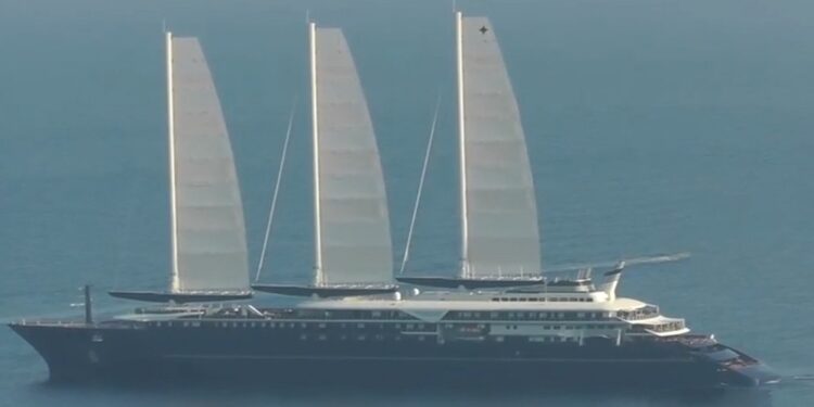Capri : Nelle acque dell’isola, avvistato Orient Express Corinthian”, il più grande yacht a vela al mondo