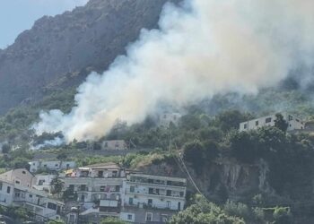 Brucia la costiera amalfitana nella notte