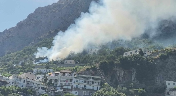 Brucia la costiera amalfitana nella notte