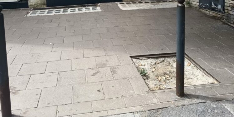 Vomero, emergenza buche, un cittadino si frattura il malleolo