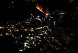 Positano in fiamme nella notte, vasto incendio