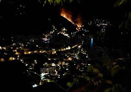 Positano in fiamme nella notte, vasto incendio