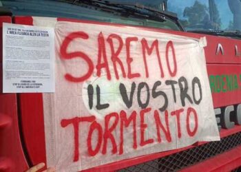 Comitati Bagnoli e sfrattati bloccano i camion del cantiere America cup