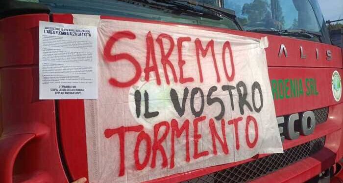 Comitati Bagnoli e sfrattati bloccano i camion del cantiere America cup