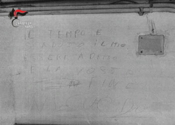Napoli: Scritte minacciose sul pianerottolo di casa da parte dell’ex marito