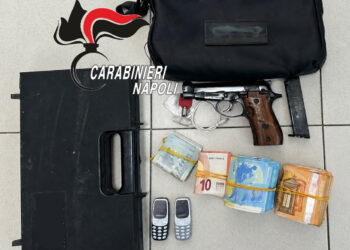 Procida: 51enne custodiva nella tasca dell’accappatoio una pistola