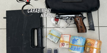 Procida: 51enne custodiva nella tasca dell’accappatoio una pistola