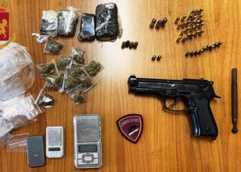 Acerra: Sequestro di armi ,droga e cartucce in un casolare disabitato
