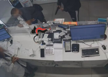 Barra: Rapina una farmacia a volto coperto ma con tatuaggi a vista