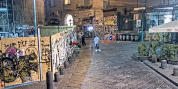 Piazza del Gesù: Due tunisini fanno rapina e il giorno dopo si ripresentano sul luogo del reato