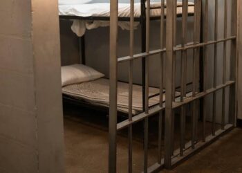 Napoli: Non rientra in carcere e si nasconde nell’armadio