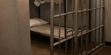 Napoli: Non rientra in carcere e si nasconde nell’armadio