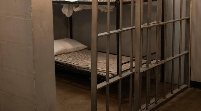 Napoli: Non rientra in carcere e si nasconde nell’armadio